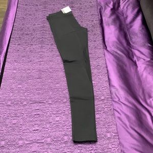 Hue brand nwt black leggings. 27@ inseam. 95% Colton 5% spandex. Size small